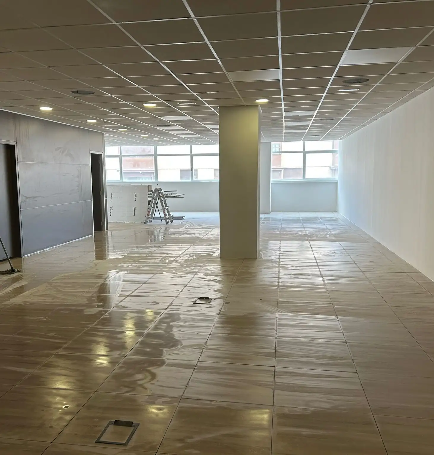 Reforma integral de local con falso techo técnico, iluminación LED y suelo cerámico brillante en Barakaldo