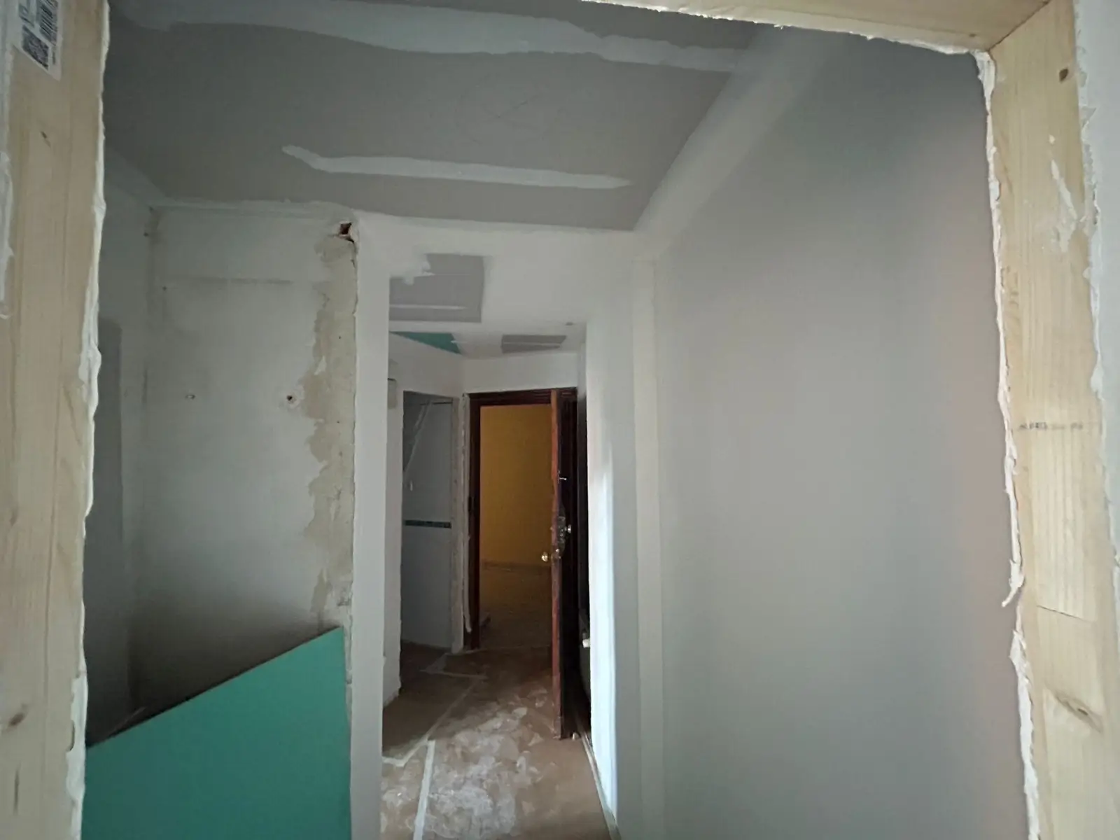 Instalación de pladur en techos y paredes de un pasillo durante una reforma en Barakaldo